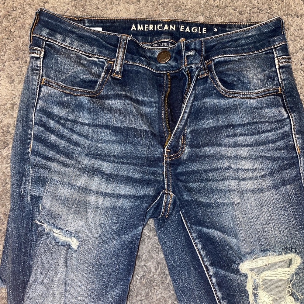 American Eagle Ripped Jeans 
      SIZE 6